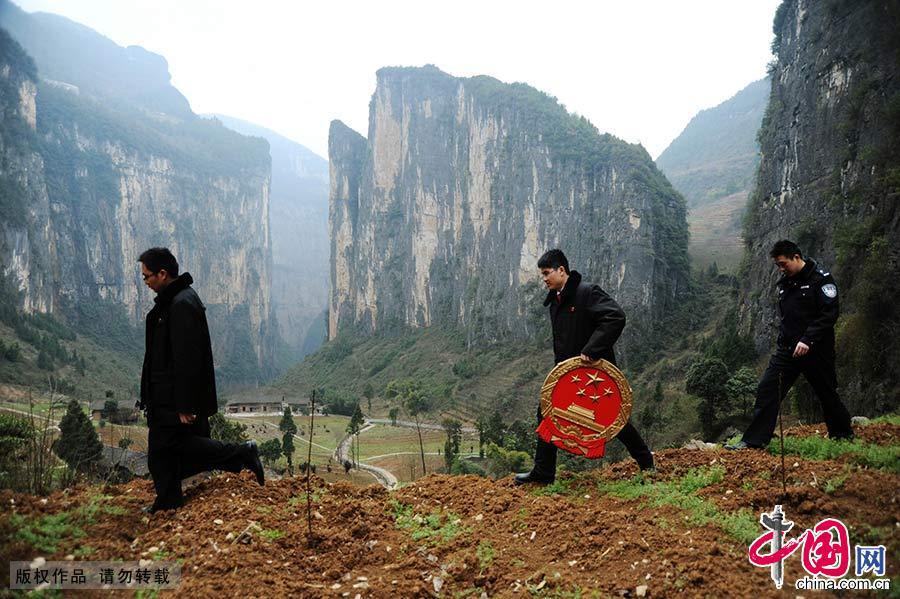 乘坐溜索过江后，法官前往村里巡回审理案件。法官们巡回行进在乡间，为大山里的群众送去便民诉讼。中国网图片库 饶国君/摄