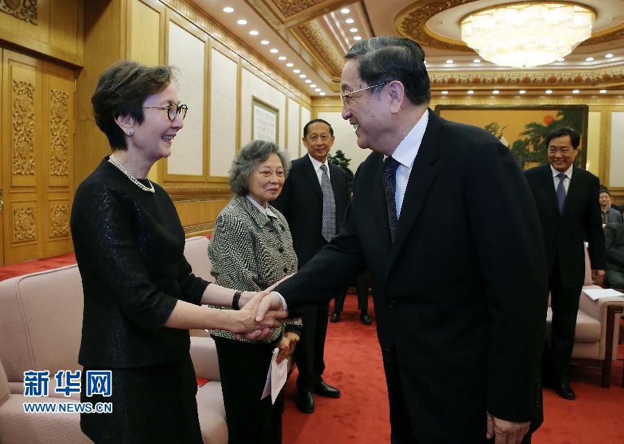 3月18日，中共中央政治局常委、全国政协主席俞正声在北京出席纪念赛福鼎&middot;艾则孜同志诞辰100周年座谈会，并会见赛福鼎&middot;艾则孜同志亲属。新华社记者 刘卫兵 摄