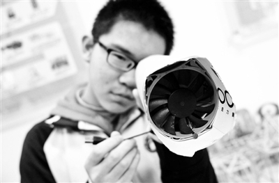 初二学生刘丰硕制作的筒形净化器