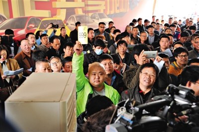 第二批公车拍卖：百辆车全拍出有人70多万拍下6辆