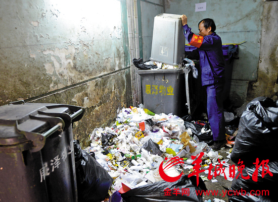 　　荔湾区试点动感小西关，垃圾分拣员正在分拣垃圾（资料图片）