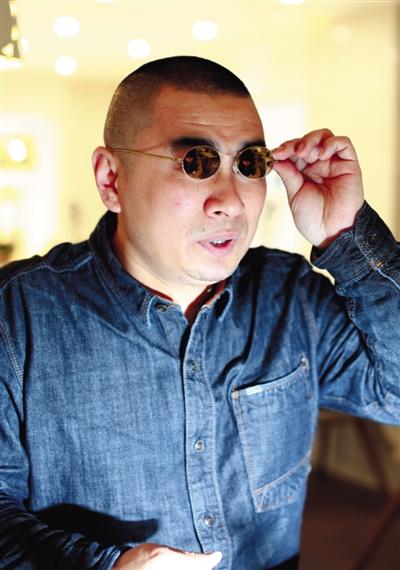 维权打假20年,每次出现在媒体镜头前的王海,总是戴副墨镜。新京报记者 浦峰 摄