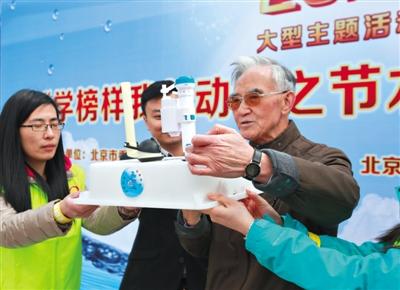 昨日,朝阳十里堡北里社区,“北京榜样”金九皋老人向居民展示他发明的马桶节水装置。 实习生 彭子洋 摄