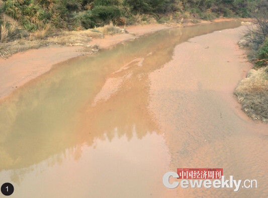 p36-1 1. 这条横跨赣粤两省的小河,因为污染严重,被当地人称为“死河”。2. 河中鱼虾越来越少,且外表发黑。3. 河水被污染,广东和平县和一村村民只能用管子把山水引到山下使用。《中国经济周刊》记者 崔晓林 摄