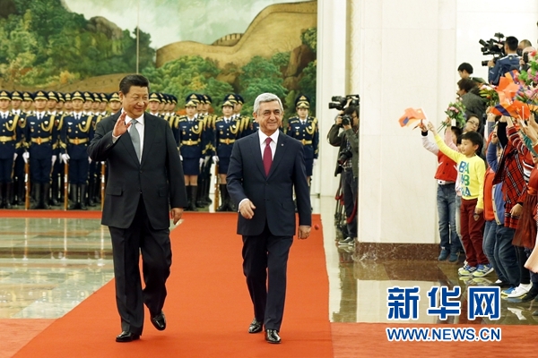 习近平在人民大会堂北大厅为萨尔基相举行欢迎仪式。新华社记者 鞠鹏 摄 习近平在人民大会堂北大厅为萨尔基相举行欢迎仪式。新华社记者 鞠鹏 摄