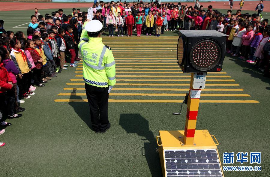 #（晚报）（1）&ldquo;过马路培训班&rdquo;进校园