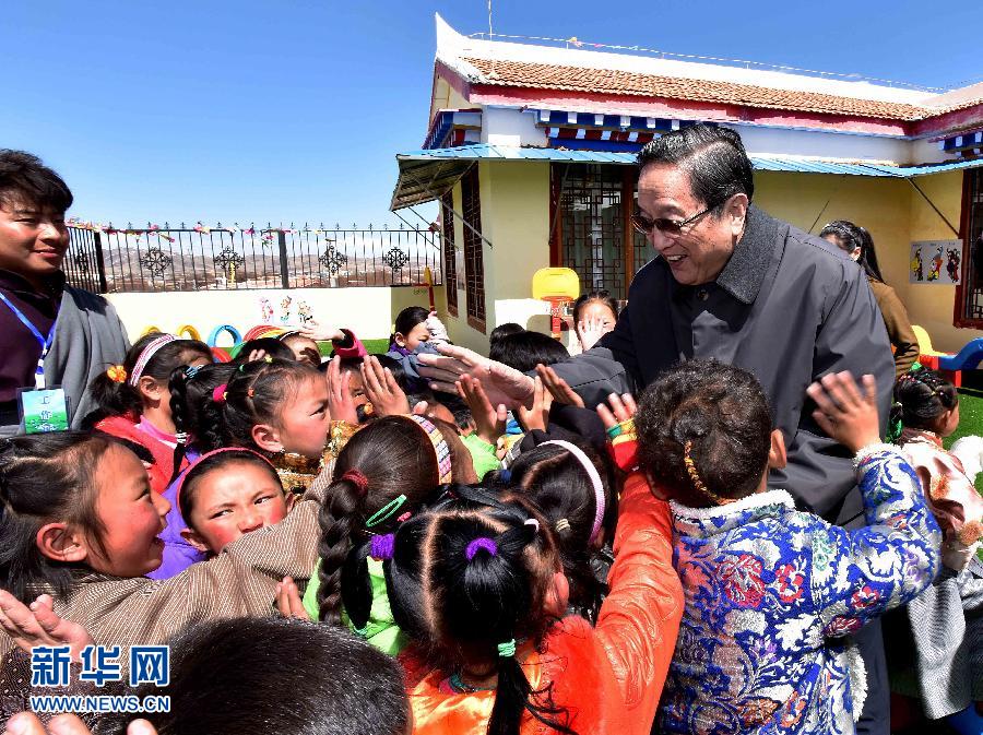 这是3月25日，俞正声在海拔3500多米的红原县瓦切镇看望镇幼儿园的小朋友。新华社记者 李涛 摄