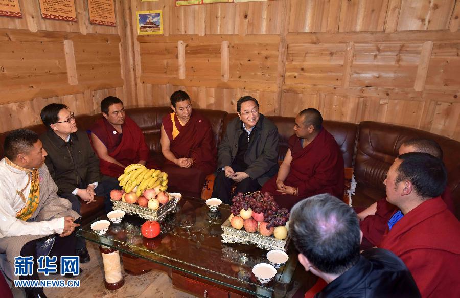 这是3月25日，俞正声在康玛尔寺看望宗教界人士。新华社记者 李涛 摄