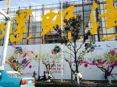 仇和寺庙拜佛 一旁开发商送美元帮其