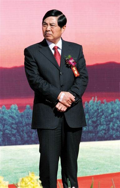 仇和寺庙拜佛 一旁开发商送美元帮其