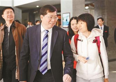 本报讯（记者 雷嘉 董鑫）在陈吉宁赴环保部履新后，昨天上午，中组部副部长潘立刚在清华大学宣布了中共中央、国务院的决定：邱勇同志担任清华大学新一任校长。这位新中国成立以来的第11任清华校长符合清华传统，是一位清华本土培养的&ldquo;双肩挑&rdquo;学者型干部。