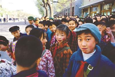 戴红领巾的小学生