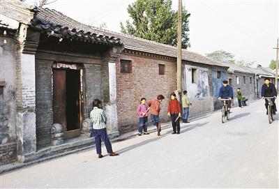 胡同里跳皮筋的女孩