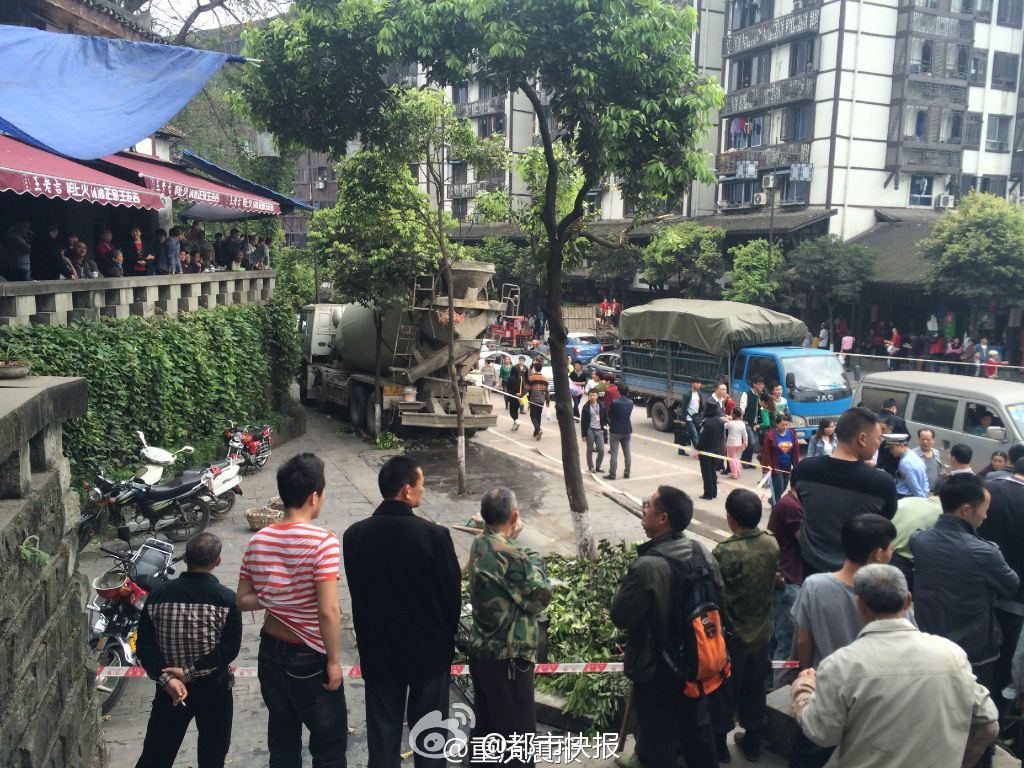 重庆水泥罐车冲上人行道 1死3伤