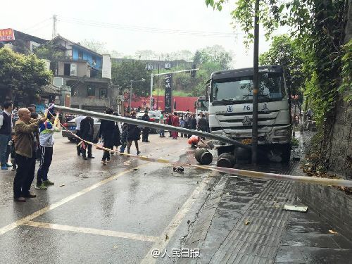 重庆水泥罐车冲上人行道 1死3伤