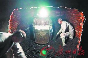 制作&ldquo;肉身佛&rdquo;需要&ldquo;坐缸&rdquo;环节。(图片来自网络)