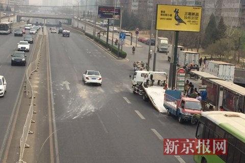 事发现场,落石被拉走。新京报记者 李馨 摄