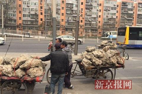 事发现场,落石被拉走。新京报记者 李馨 摄