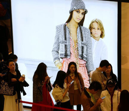 近日中国内地香奈儿门店宣布降价消息后消费者蜂拥而至
