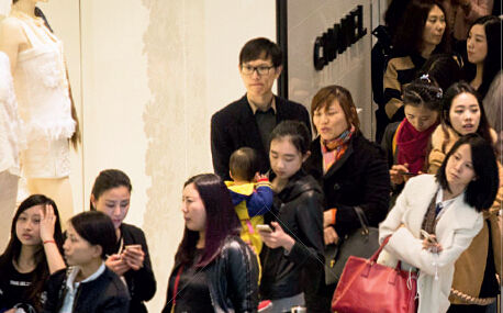北京个别奢侈品店客流降60% 经理：脸笑僵也卖不出几件