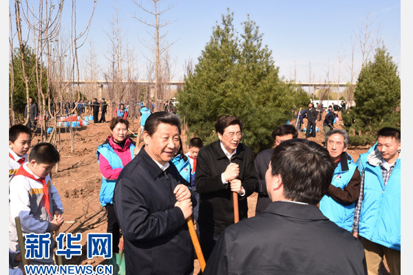 这是习近平同参加植树的群众交谈。 新华社记者 张铎 摄