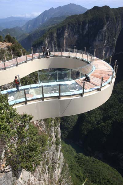 4月2日,重庆市云阳县龙缸景区玻璃廊桥,工人正在加紧施工。廊桥位于云阳龙缸景区海拔1123米的绝壁之巅,悬挑支出长度为26.68米,其中悬挑部分为21.34米,离地高度718米,采用无钢架支撑,廊桥地面、护栏采用全通透超白玻璃制作,是世界第一悬挑玻璃景观廊桥。游客走在上面,恰似空中漫步,惊险刺激。目前,廓桥已基本建成,工人正加紧完成扫尾工作,确保4月26日正式开园,5月1日对外迎客。 CFP供图