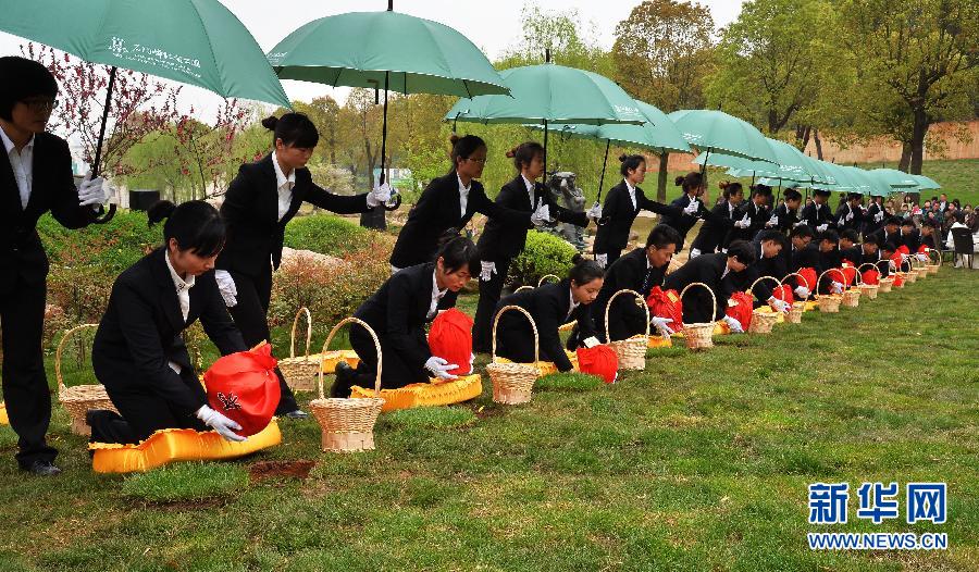 #（社会）（2）武汉举行首届集体环保葬