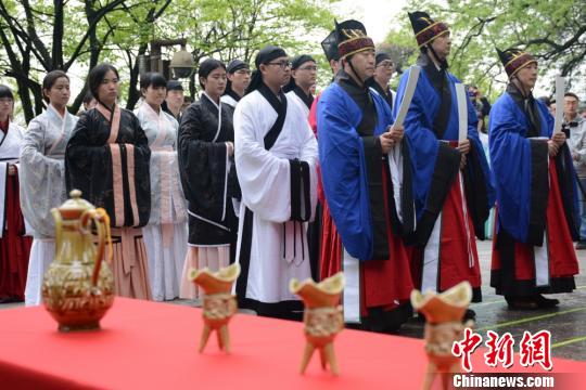 中南大学学子清明节着汉服吟咏祭英烈