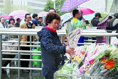 昨日正清明，不少市民大清早赶到上海火车站，跨省扫墓。　/晨报记者　陈征　实习生　林婕