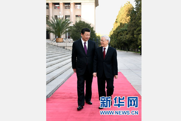 4月7日，中共中央总书记、国家主席习近平在北京人民大会堂东门外广场为越共中央总书记阮富仲举行欢迎仪式。 新华社记者饶爱民摄