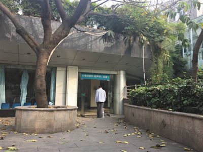 4月2日，重庆第三人民医院一位病人在医院散步。前一日，重庆医改宣布中止，恢复此前价格。A20-A21版摄影/新京报记者