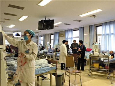 4月6日下午，重庆第三人民医院血液净化室，医生正忙着为病人做透析治疗。