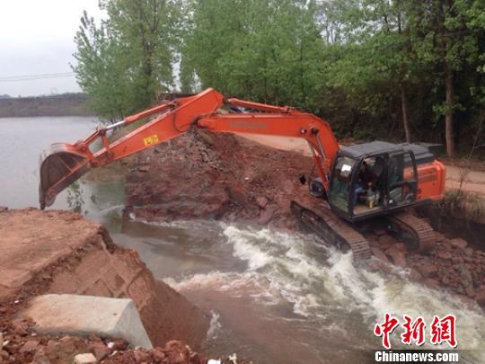 四川眉山一水库出现管涌2000多民众紧急转移