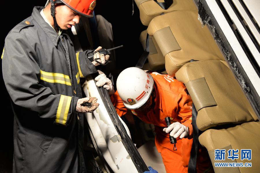 #(社会)(4)云南楚大高速一旅游大巴翻车致7死29伤