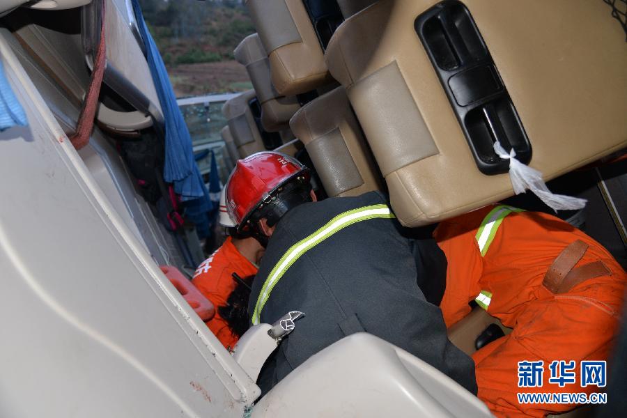 #（社会）（5）云南楚大高速一旅游大巴翻车致7死29伤 