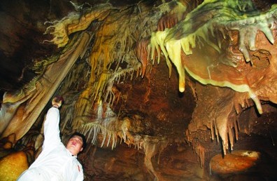 葫芦岛市新台门镇汉沟天然溶洞内钟乳石、石笋形状奇非常好看。本稿图片均由记者 胡清 摄