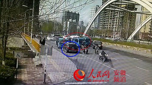 城管队员阻挡小货车离开（标红为摊贩车，标蓝为执法车）