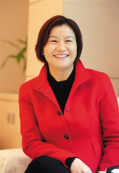 3月18日，注册地在湖南浏阳的蓝思科技股份有限公司登陆深圳证券交易所，挂牌上市。蓝思科技董事长周群飞成为新的内地女首富。图/CFP