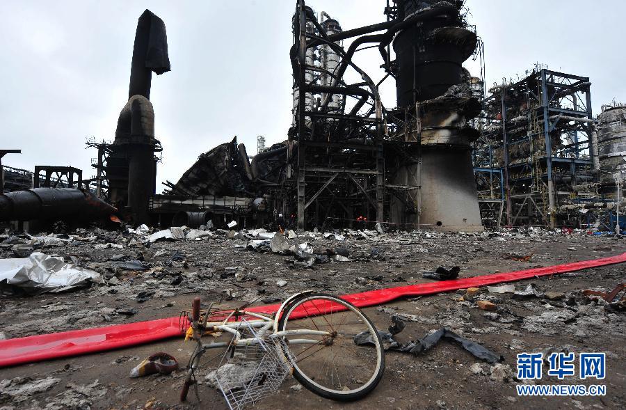 （突發事件後續報道）（2） 福建省事故聯合調查組進火場對事故原因進行調查