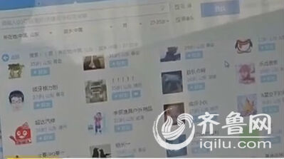 约众人帮她一起干农活，让这个女骗子漏了馅儿。