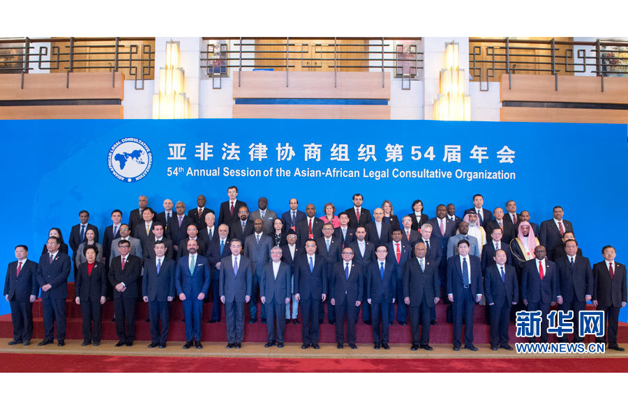 4月13日,国务院总理李克强在北京钓鱼台国宾馆出席亚洲-非洲法律协商组织第54届年会开幕式并发表主旨讲话。这是会议开始前,李克强同与会嘉宾合影。新华社记者 王晔 摄 4月13日,国务院总理李克强在北京钓鱼台国宾馆出席亚洲-非洲法律协商组织第54届年会开幕式并发表主旨讲话。这是会议开始前,李克强同与会嘉宾合影。新华社记者 王晔 摄