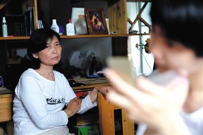 2014年5月22日，临安家中，陆永敏看着刘霆化妆，此时的刘霆已决定做变性手术。