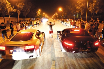 2013年8月24日晚，北京郊外，赛车爱好者在飙车。资料图片/新京报记者浦峰摄