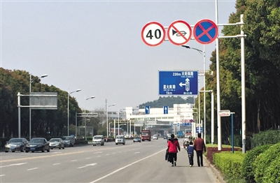 11日，南京，张传霞和丈夫带孩子去街道办，希望政府能帮忙解决孩子的居住问题。