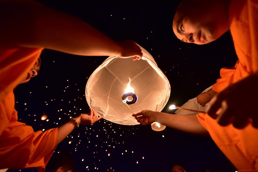 西双版纳：放飞孔明灯 欢庆傣历新年