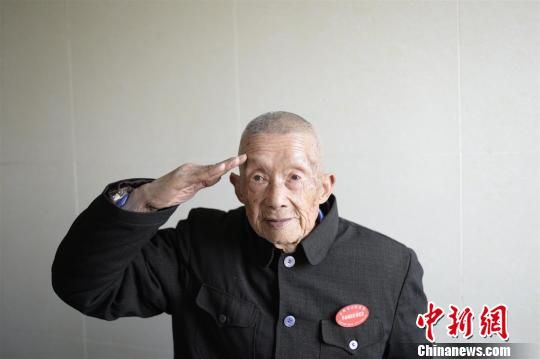 91岁高龄的抗战老兵王启正　王康明　摄