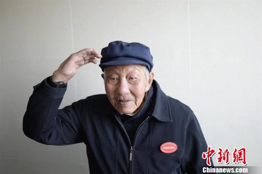 90岁抗战老兵龚道荣　王康明　摄