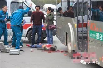 郑州一天俩骑电动车的遭碾压身亡 这么疯狂