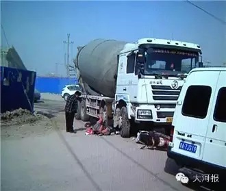 郑州一天俩骑电动车的遭碾压身亡 这么疯狂