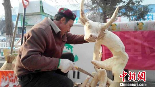 阿布都克里木?克因似乎对这只已经栩栩如生的&ldquo;牛&rdquo;仍然不满意，继续精雕细刻。　沈睿燕 麻明生　摄